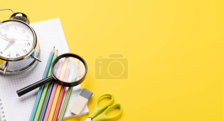 Téléchargez les photos : Fournitures scolaires et papeterie sur fond jaune. Avec espace vide - en image libre de droit