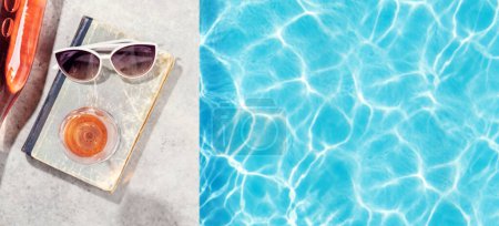 Téléchargez les photos : Vin de rose rafraîchissant et réservez au bord de la piscine par une journée ensoleillée, les vacances d'été parfaites. Vue d'en haut avec espace pour votre texte - en image libre de droit