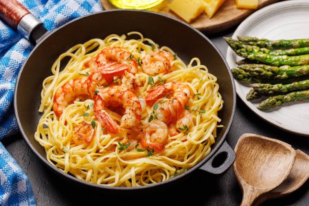 Téléchargez les photos : Une délicieuse pâte italienne ornée de crevettes au thym, créant une indulgence parfaite pour les fruits de mer - en image libre de droit