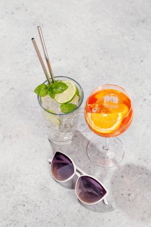 Téléchargez les photos : Cocktails rafraîchissants par une journée ensoleillée, les vacances d'été parfaites. Vue d'en haut avec espace pour votre texte - en image libre de droit