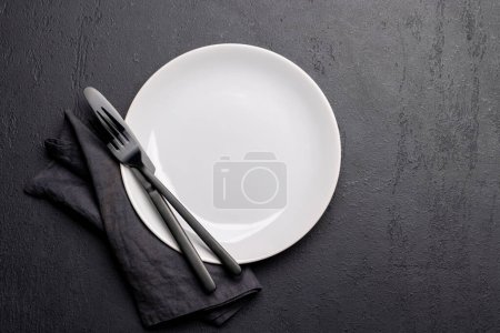 Foto de Vista de arriba hacia abajo de un plato vacío y una maqueta de platería, perfecta para exhibir una comida - Imagen libre de derechos