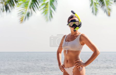 Téléchargez les photos : Femme en bikini et masque de plongée avec tuba. Vacances d'été - en image libre de droit