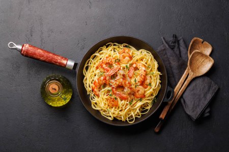 Foto de Una deliciosa pasta italiana adornada con camarones con tomillo, creando una perfecta indulgencia con los mariscos. Puesta plana - Imagen libre de derechos