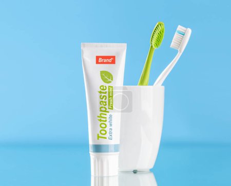 Téléchargez les photos : Une image propre et rafraîchissante avec du dentifrice et des brosses à dents, favorisant l'hygiène buccale et un sourire éclatant - en image libre de droit
