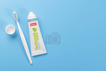 Téléchargez les photos : Une image propre et rafraîchissante avec dentifrice et brosse à dents, favorisant l'hygiène buccodentaire et un sourire éclatant. Pose plate avec espace de copie - en image libre de droit