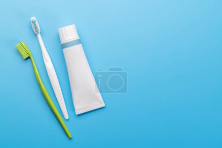 Téléchargez les photos : Une image propre et rafraîchissante avec du dentifrice et des brosses à dents, favorisant l'hygiène buccale et un sourire éclatant. Pose plate avec espace de copie - en image libre de droit