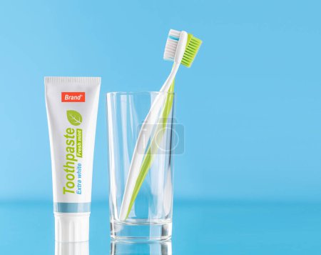 Foto de Una imagen limpia y refrescante con pasta de dientes y cepillos de dientes, que promueve la higiene bucal y una sonrisa brillante - Imagen libre de derechos