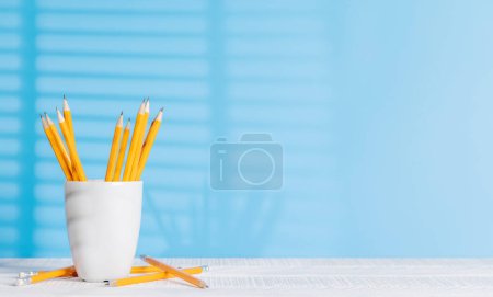 Téléchargez les photos : Un arrangement organisé de crayons sur un bureau, offrant amplement d'espace de copie pour vos idées créatives ou texte - en image libre de droit
