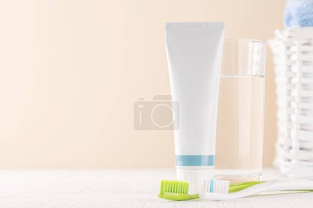 Téléchargez les photos : Une image propre et rafraîchissante avec du dentifrice et des brosses à dents, favorisant l'hygiène buccale et un sourire éclatant - en image libre de droit