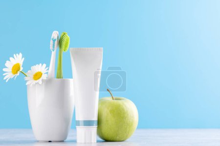 Ein sauberes und erfrischendes Bild mit Zahnpasta und Zahnbürsten, die Mundhygiene und ein strahlendes Lächeln fördern
