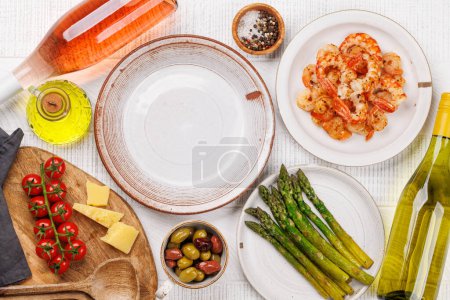 Téléchargez les photos : Une assiette vide pour votre nourriture ou texte et délicieuse cuisine italienne autour. Pose plate avec espace de copie - en image libre de droit