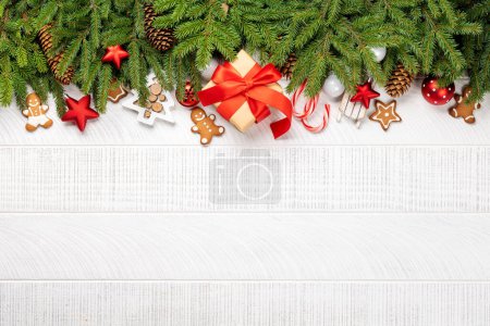 Téléchargez les photos : Branche sapin de Noël avec décor, boîte cadeau de Noël et espace pour le texte de salutations. Pose plate - en image libre de droit