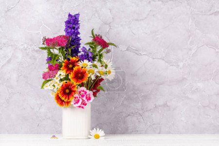 Téléchargez les photos : Un magnifique bouquet de fleurs colorées, mettant en valeur la beauté et le dynamisme des créations de la nature. Avec espace de copie - en image libre de droit