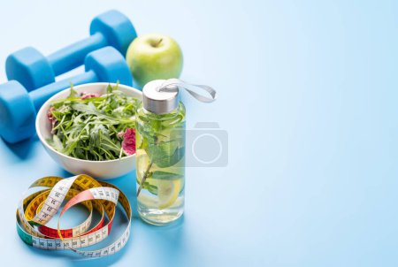 Foto de Estilo de vida saludable, deporte y concepto de dieta. Campanillas y comida saludable. Con espacio para tu texto - Imagen libre de derechos