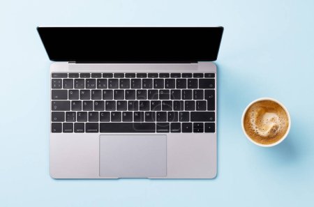 Téléchargez les photos : Table de bureau avec ordinateur portable et tasse de café. Vue de dessus. Pose plate - en image libre de droit