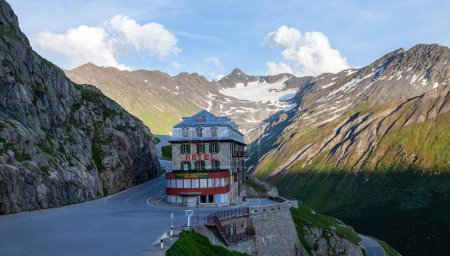 Téléchargez les photos : Hôtel Belvedere au tournant du col de Furka dans les Alpes suisses - en image libre de droit