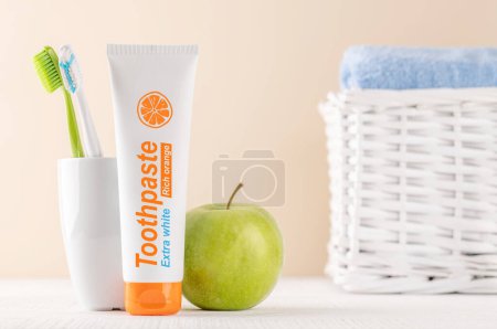 Foto de Una imagen limpia y refrescante con pasta de dientes y cepillos de dientes, que promueve la higiene bucal y una sonrisa brillante - Imagen libre de derechos