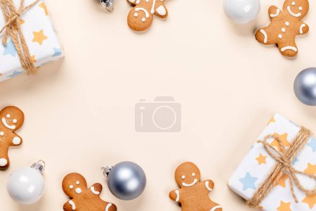Foto de Cajas de regalo navideñas, galletas de jengibre y espacio para saludos navideños. Puesta plana - Imagen libre de derechos