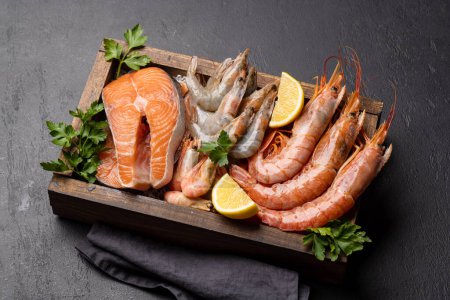 Téléchargez les photos : Fruits de mer frais tels que crevettes, langoustines et steaks de truite - en image libre de droit