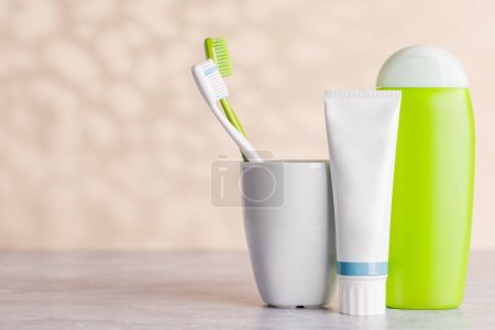 Foto de Una imagen limpia y refrescante con tubos de tocador y cepillos de dientes, que promueve la higiene bucal y un estilo de vida saludable - Imagen libre de derechos