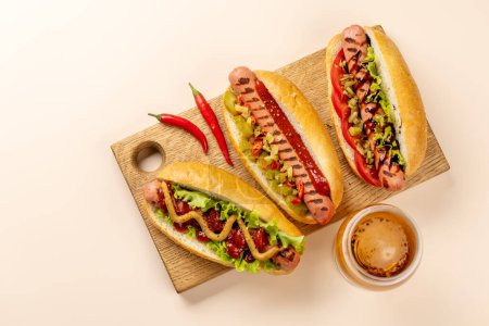 Téléchargez les photos : Various hot dog and beer. Homemade hotdogs on cutting board. Flat lay with copy space - en image libre de droit