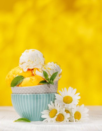 Foto de Refrescantes golosinas de helado con un toque de sabor a limón picante - Imagen libre de derechos