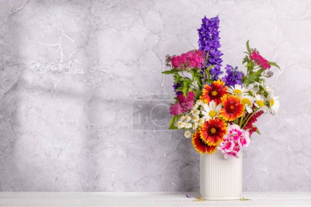Téléchargez les photos : Un magnifique bouquet de fleurs colorées, mettant en valeur la beauté et le dynamisme des créations de la nature. Avec espace de copie - en image libre de droit