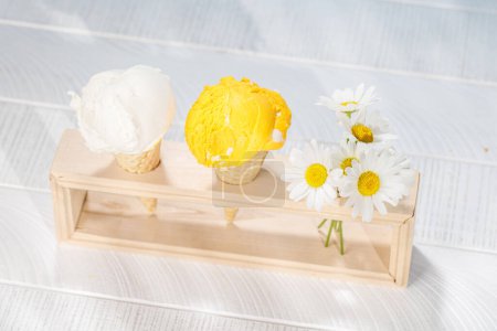 Téléchargez les photos : Crème glacée rafraîchissante dans des cônes de gaufres traite avec un soupçon de saveur citronnée zestée - en image libre de droit