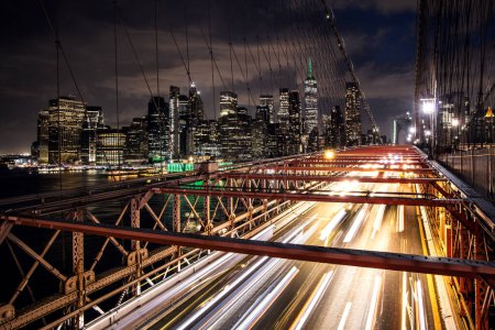 Foto de Manhattan skyline en Nueva York desde Brooklyn Bridge, mostrando la impresionante arquitectura y el paisaje urbano moderno por la noche - Imagen libre de derechos