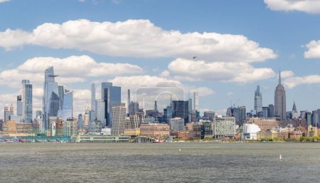 Foto de Manhattan skyline en Nueva York a través del río Hudson, mostrando la impresionante arquitectura y el paisaje urbano moderno - Imagen libre de derechos
