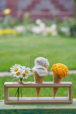 Foto de Helado refrescante en conos de gofre trata con un toque de sabor a limón picante - Imagen libre de derechos