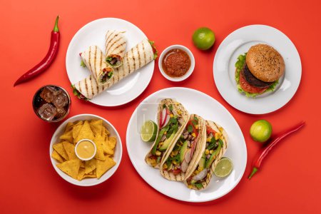 Foto de Comida mexicana con tacos, burritos, hamburguesas y más. Piso poner sobre rojo - Imagen libre de derechos