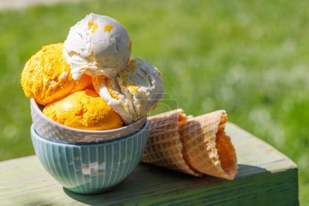 Téléchargez les photos : Gâteries rafraîchissantes à la crème glacée avec un soupçon de saveur citronnée et de cônes de gaufres - en image libre de droit