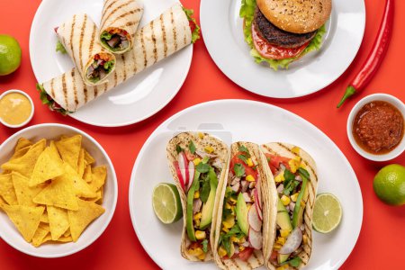 Téléchargez les photos : Cuisine mexicaine avec tacos, burritos, nachos, burgers et plus encore. Pose plate - en image libre de droit