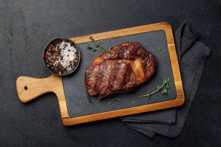 Foto de Deliciosamente jugoso bistec de ternera, perfectamente cocido y listo para saborear. Puesta plana - Imagen libre de derechos