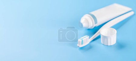 Foto de Una imagen limpia y refrescante con pasta de dientes y cepillo de dientes, que promueve la higiene bucal y una sonrisa brillante. Con espacio de copia - Imagen libre de derechos