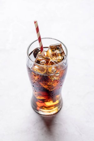Téléchargez les photos : Refreshing glass of cola with ice. On stone table - en image libre de droit