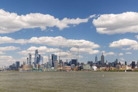 Foto de Skyline de la ciudad de Nueva York. Manhattan Rascacielos panorama sobre el río Hudson - Imagen libre de derechos