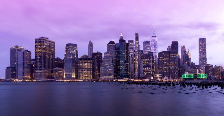 Foto de Manhattan skyline en Nueva York, mostrando la impresionante arquitectura y el paisaje urbano moderno por la noche - Imagen libre de derechos