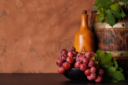 Téléchargez les photos : Bouteille de vin et raisins luxuriants, mettant en valeur l'art de la vinification. Avec espace de copie - en image libre de droit