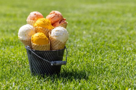 Téléchargez les photos : Des saveurs variées de crème glacée dans un délicieux cône de gaufre, un régal pour tous les papilles. Extérieur avec espace de copie - en image libre de droit
