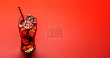 Téléchargez les photos : Refreshing glass of cola with ice. Over red background with copy space - en image libre de droit