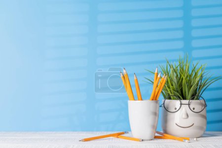 Téléchargez les photos : Un arrangement organisé de crayons et de plantes en pot sur un bureau, offrant amplement d'espace de copie pour vos idées créatives ou texte - en image libre de droit