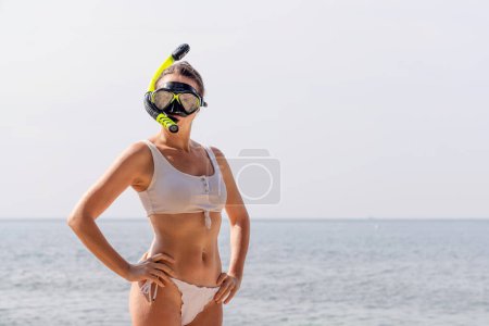 Téléchargez les photos : Femme en bikini et masque de plongée avec tuba. Vacances d'été - en image libre de droit