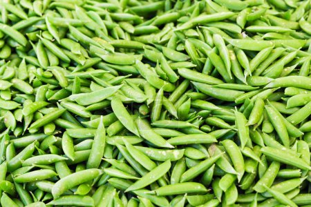 Téléchargez les photos : Green pea on farmers market - en image libre de droit