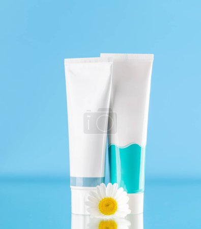 Foto de Una imagen limpia y refrescante con tubos de pasta dental, promoviendo la higiene bucal y una sonrisa brillante - Imagen libre de derechos