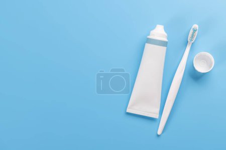 Foto de Una imagen limpia y refrescante con pasta de dientes y cepillo de dientes, que promueve la higiene bucal y una sonrisa brillante. Piso con espacio de copia - Imagen libre de derechos
