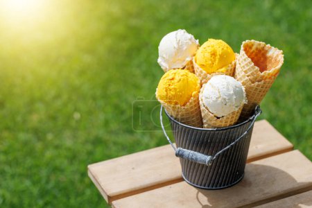 Téléchargez les photos : Saveurs variées de crème glacée dans de délicieux cônes de gaufres, un régal pour tous les papilles. Extérieur avec espace de copie - en image libre de droit