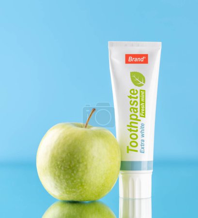 Foto de Una imagen limpia y refrescante con tubo de pasta de dientes y manzana, promoviendo la higiene bucal y una sonrisa brillante - Imagen libre de derechos