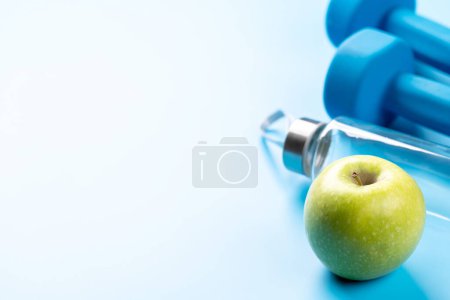 Foto de Estilo de vida saludable, deporte y concepto de dieta. Campanillas y manzana verde. Con espacio para tu texto - Imagen libre de derechos